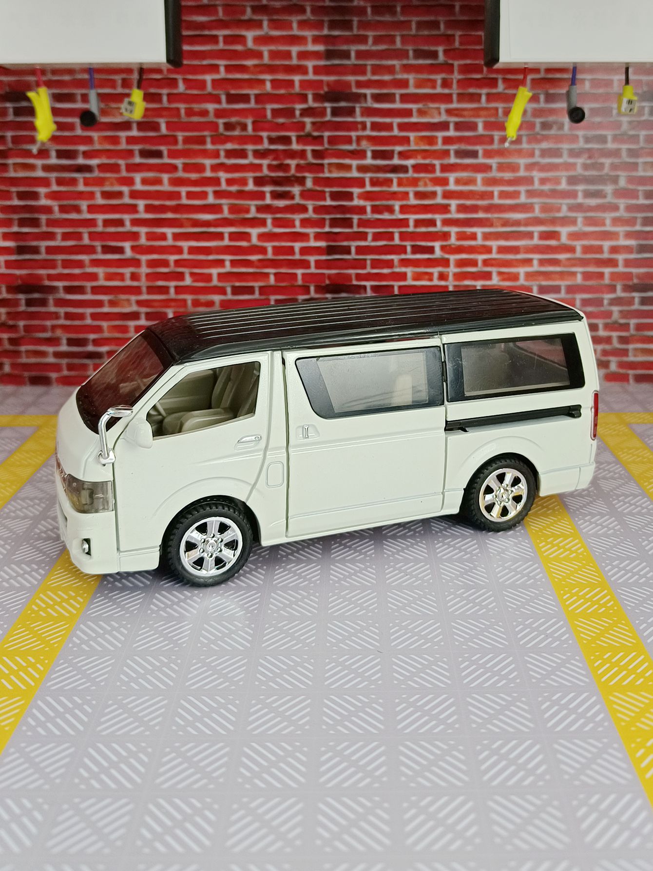 1:32 Simulationsmodell Toyota  – Decor Lighting Returns Bewertung und Preis