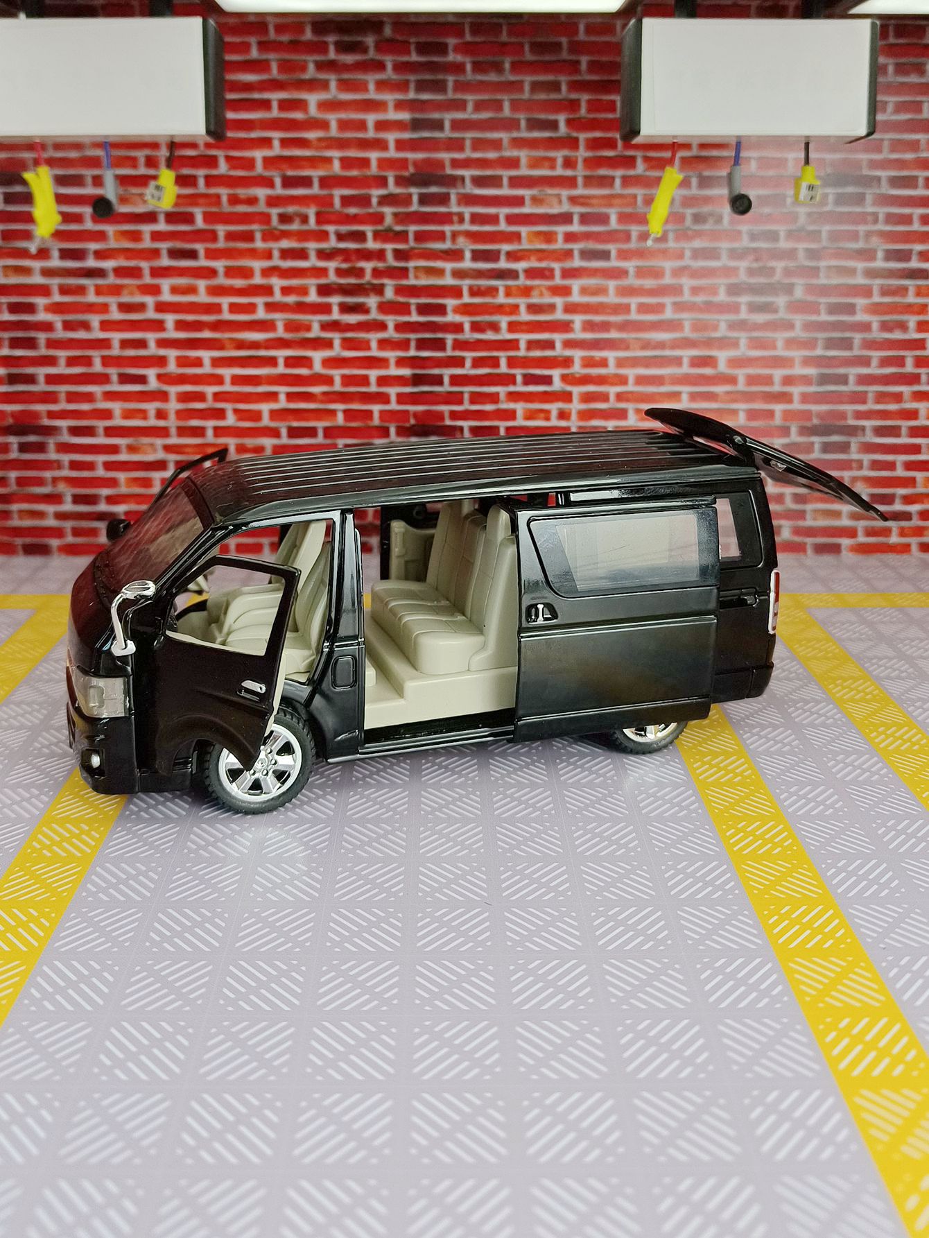 1:32 Simulationsmodell Toyota  – Decor Lighting Returns Bewertung und Preis