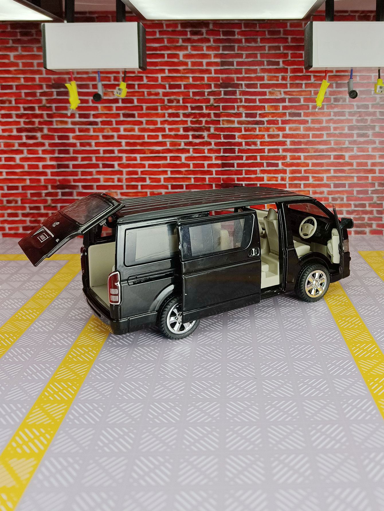 1:32 Simulationsmodell Toyota  – Decor Lighting Returns Bewertung und Preis